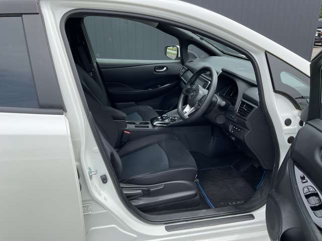 快適に運転できるドライブポジション！運転席シートリフターとシートスライドで、無理のない運転姿勢がとれます。