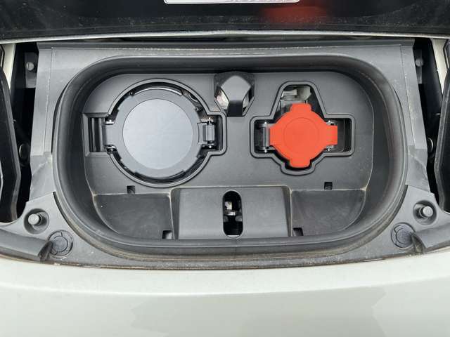 フロントエンドに充電ポートを備えています。（運転席側：急速充電用、助手席側：普通充電用）