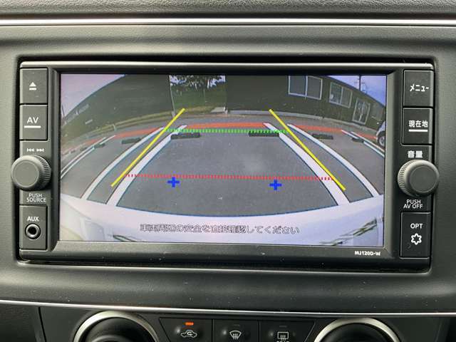 車両後方をモニターに映すバックビューカメラを装備しています。車幅、距離、予想進路線表示機能付きです。