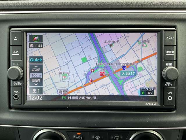 日産純正メモリーナビ（MJ120D-W）装備。便利な音声対話検索にくわえ、アプリで情報取得や動画視聴にスマホ活用対応、快適な画面操作と高音質なオーディオ再生。しかも初回車検まで3回地図更新が無料です。