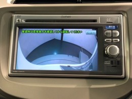 リバースギアに入れるだけで後方の表示へ切り替わります。夜間や雨の日の駐車も楽になりますよ。