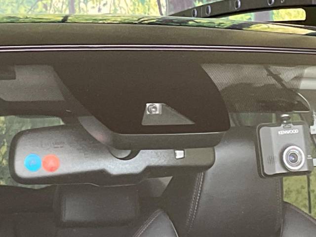 【トヨタセーフティセンス】走行中に前方の車両等を認識し、衝突しそうな時は警報とブレーキで衝突回避と被害軽減をアシスト。より安全にドライブをお楽しみいただけます。