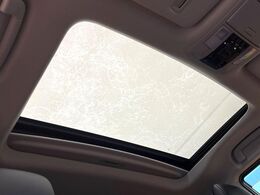 【サンルーフ】開放感たっぷりの希少装備、サンルーフが装着されています！車内に明かりを取り入れたり景色を楽しむ以外にも、車内の空気も簡単に換気できて快適です！