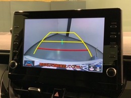 リバースギアに入れるだけで後方の表示へ切り替わります。夜間や雨の日の駐車も楽になりますよ。