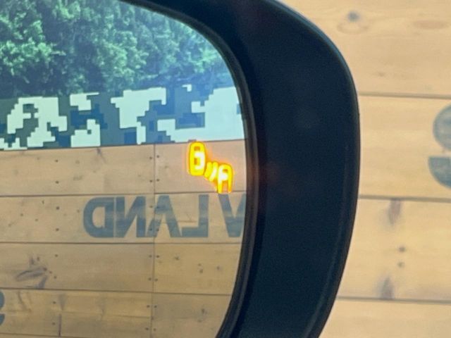 【ブラインドスポットモニター】走行中、ドアミラーの死角になりやすい箇所に後続車が接近するとサイドミラーのレンズに警告を表示！ドライバーに注意喚起をしてくれます。
