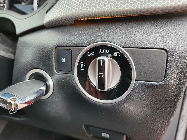 ヘッドライトはこのダイヤルで操作します。バックフォグは左のボタンで点灯できます。