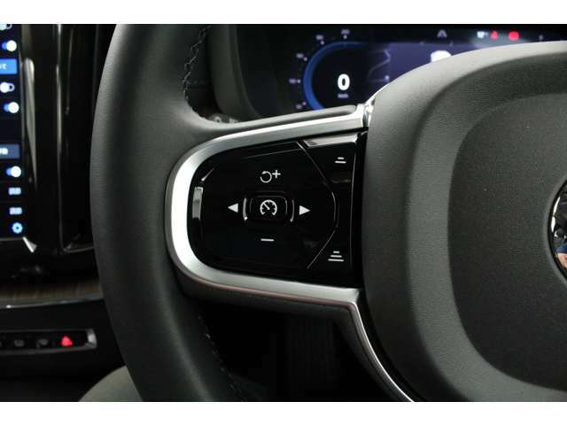 ハンドルの左側のボタンでアダプティブクルーズコントロールを操作。簡単操作で前車に追従します。渋滞や高速を利用時に非常に便利な機能ですよ！