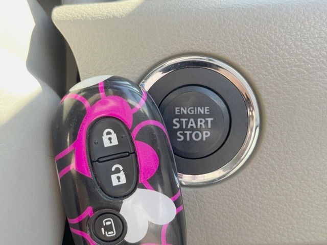【キーレススタートシステム】カバンやポケットに入れたままでもドアの施錠・解錠が可能なスマートキーを装備。エンジンのオン・オフ時もカギを取り出す必要が無いからとっても便利です♪
