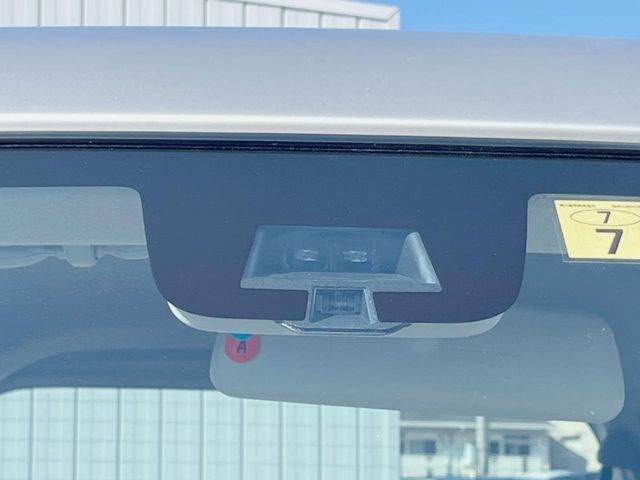 【スズキ　セーフティサポート】走行中に前方の車両等を認識し、衝突しそうな時は警報とブレーキで衝突回避と被害軽減をアシスト。より安全にドライブをお楽しみいただけます。