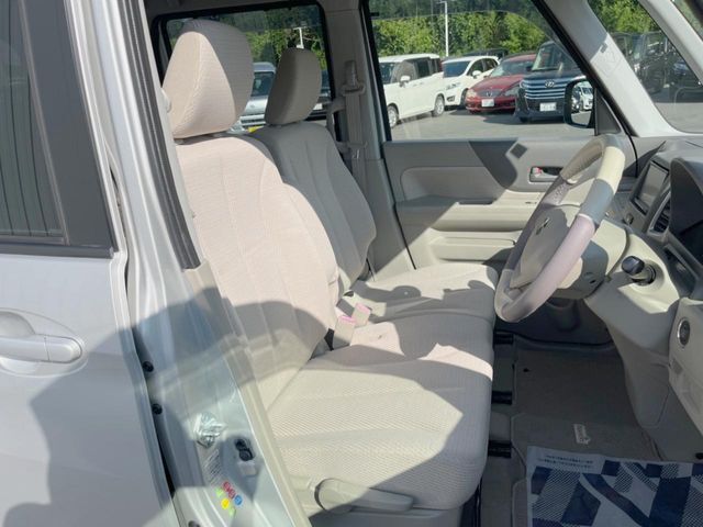 運転席シート廻りは使用感も少なく、良好な状態となっています。前オーナー様が丁寧に使っていたことがよくわかりますね。