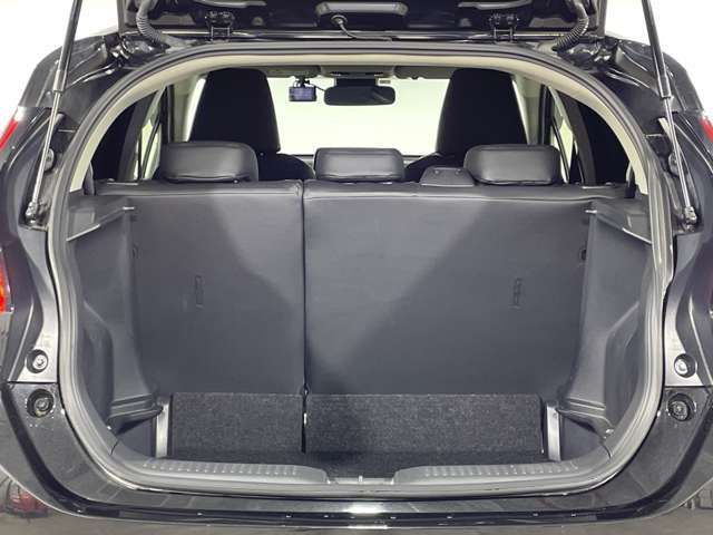 【トランク】積み込みやすくて、たっぷり積める荷室です。シートアレンジできるものは、乗車人数と荷物の量や大きさによってシートを動かすことができるので、より快適なドライブが可能です！