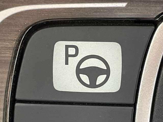 【アドバンストパーク】駐車するスペースの横に停車後、スイッチを押すだけで、システムがステアリング・シフト・アクセル・ブレーキを操作し、駐車を完了させます！機能には限界があるためご注意ください。