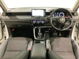 車内は光触媒抗菌消臭施工済です。インパネ周りはスタイリッシュなデザインで機能や装備も充実しています。グローブボックスやカップホルダーのほかにトレーなどたくさんの収納スペースが付いています。