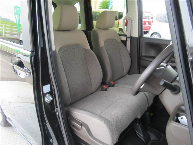運転席シートは使用感が少なく、良好な状態になっております。前オーナーが綺麗に使っていたのがわかりますね。