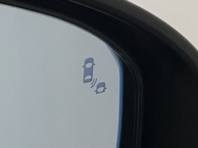 斜め後ろに存在する車を探知。その方向のドアミラー鏡面上にマークを表示し、存在をお知らせしてくれます。また、その方向にウインカーを操作すると、マークの点滅と警告音で注意を促します！