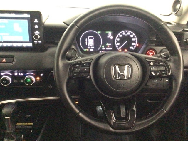 【ハンドル】運転にかかわる様々な操作を安全に行えるように視点移動が少なく操作性に配慮されたスイッチ類が凝縮されたコックピットです。