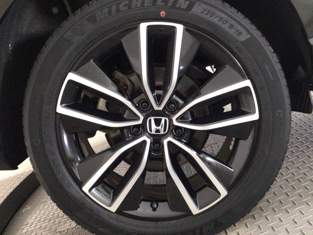 【アルミホイール】純正アルミホイール装備！足元を際立たせ、軽快な走りを演出します！印象もアップし、スタイルも引き締まります！スポーティーさの中にラグジュアリーを感じさせるデザインですね♪