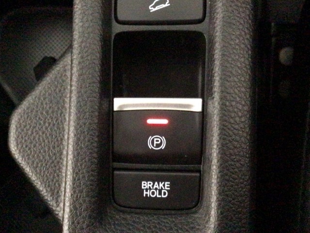 指先の操作でパーキングブレーキの「作動と解除」が行うことができる装備。ブレーキペダルから足を離しても停止し続けてくれるオートブレーキホールド機能。信号待ちなどの際には便利。ECO運転で低燃費走行♪