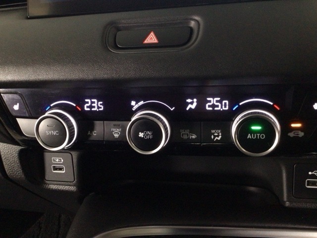 【左右独立オートエアコン】左右席で独立温度コントロールが可能です。運転席はキンキンに冷やして助手席はマイルドにと言った設定が可能です☆暑さ寒さでケンカすることもなくなりますね♪