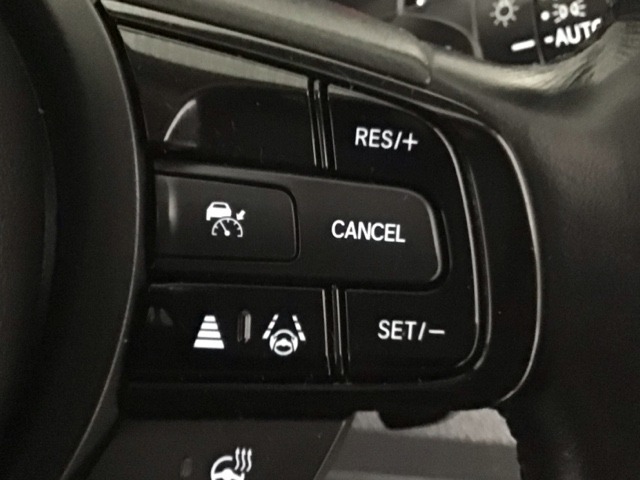 【アダプティブ・クルーズ・コントロール】予め設定した車速内でクルマが自動的に加減速。 前走車との適切な車間距離を維持しながら追従走行し、高速道路でのドライバーの疲労を軽減してくれる嬉しい機能付♪