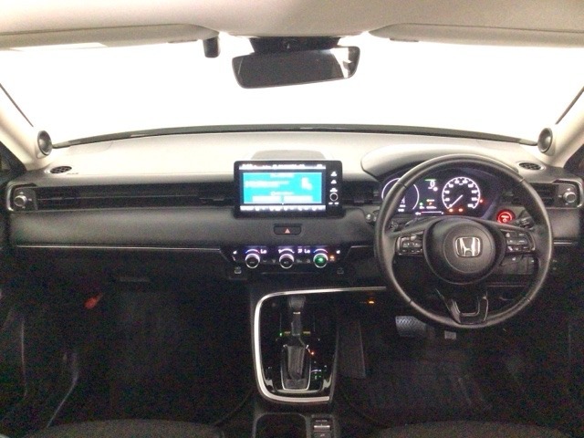 【前方視界】開放的な前方視界！運転がしやすく疲れにくいです♪窓が大きく、見通しがとっても良いおクルマですよ♪