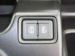 運転席にある便利な両側自動ドア（オートスライドドア）スイッチ！　もちろんスマートキーや後部ドアからの操作も可能