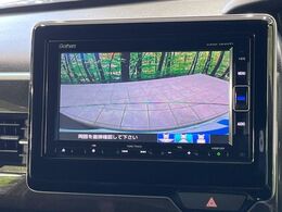 【バックカメラ】駐車時に後方がリアルタイム映像で確認できます。大型商業施設や立体駐車場での駐車時や、夜間のバック時に大活躍！運転スキルに関わらず、今や必須となった装備のひとつです！