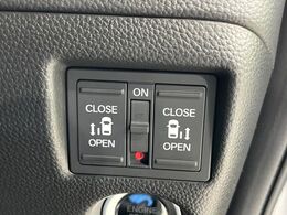 【両側パワースライドドア】スマートキーや運転席のスイッチで後席両側スライドドアの開閉が可能♪電動だから力を入れてドアを開ける必要が無く、小さなお子様でも簡単に開け閉めでき快適です♪