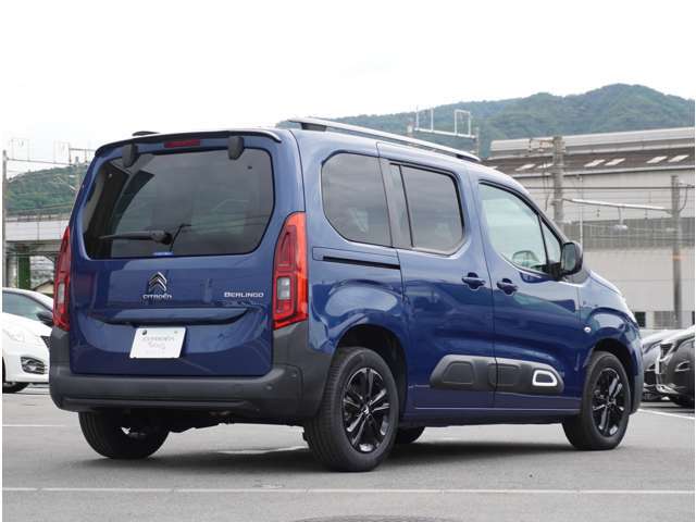 【躍動的なボディシルエット】トールスタイルのボディは、ウィンドウ部のブラックとバイトーンルーフにより高さを感じさせない躍動感を演出。