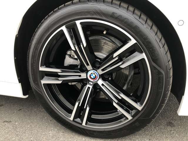 BMW純正18インチホイール。洗練されたデザインで、足元の個性を引き立てます。