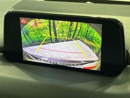 【バックカメラ】駐車時に後方がリアルタイム映像で確認できます。大型商業施設や立体駐車場での駐車時や、夜間のバック時に大活躍！運転スキルに関わらず、今や必須となった装備のひとつです！