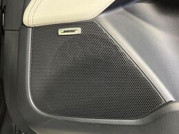 【BOSEサウンドシステム】メーカーオプションの高品位サウンドシステムを搭載。専用のチューニングが施された大小様々なスピーカーから良質なサウンドが奏でられ、臨場感あふれる音響空間を演出します。