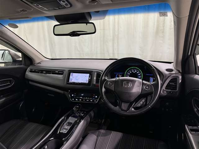 運転の際、常に目にする部分だけにシックで飽きのこないデザインが良いですね。