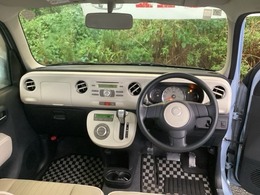 ご覧のように、視界が広く運転しやすいように設計されています。また、フルオートエアコンで快適です。