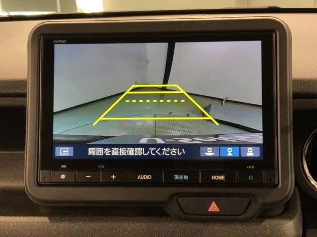 リバースギアに入れるだけで後方の表示へ切り替わります。夜間や雨の日の駐車も楽になりますよ。