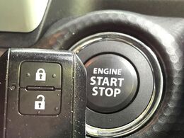 【キーレススタートシステム】カバンやポケットに入れたままでもドアの施錠・解錠が可能なスマートキーを装備。エンジンのオン・オフ時もカギを取り出す必要が無いからとっても便利です♪