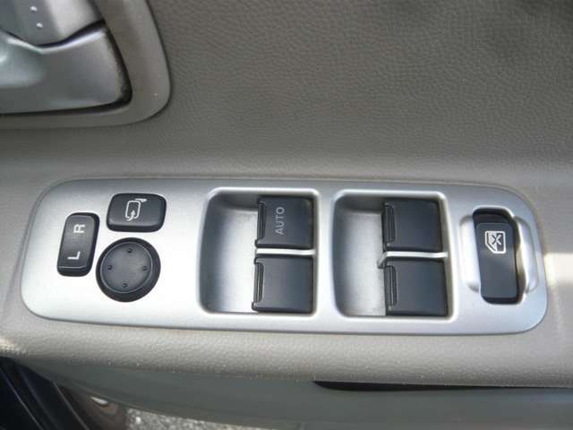 ミラーの格納と左右調整ボタン、ガラス前後4枚PWスイッチです。