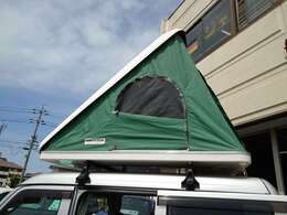 ルーフテントサイド出入口  網戸がついているので半分開けて風を通すことができます。