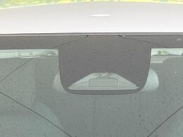 【ホンダセンシング】走行中に前方の車両等を認識し、衝突しそうな時は警報とブレーキで衝突回避と被害軽減をアシスト。より安全にドライブをお楽しみいただけます。