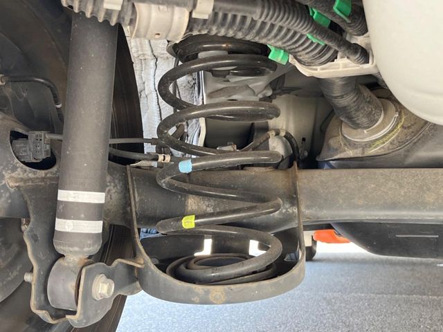 お車を安心してお乗りいただく為には、足回りの定期点検が欠かせません。サービスサポート（有償保証）では無料点検もご提供しており、安心のカーライフをお過ごしいただけるサポート体制が整っています。