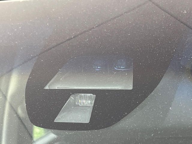 【シティブレーキアクティブシステム】低速走行中に前方の車両等を認識し、衝突しそうな時は警報とブレーキで衝突回避と被害軽減をアシスト。より安全にドライブをお楽しみいただけます。