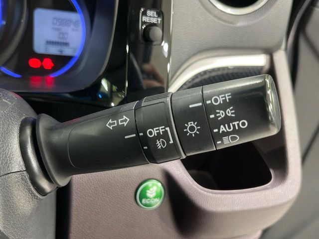 【オートライト】周りの明るさに応じて自動でヘッドライトの点灯・消灯ができる機能です！ライトの付け忘れ・消し忘れなどが無くなり、雨の日や夕方の走行も安心！トンネル通過時も便利ですね♪