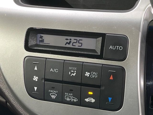 【オートエアコン】一度お好みの温度に設定すれば、車内の温度を検知し風量や温度を自動で調整。暑い…寒い…と何度もスイッチ操作をする必要はありません。快適な車内空間には必須の機能ですね♪