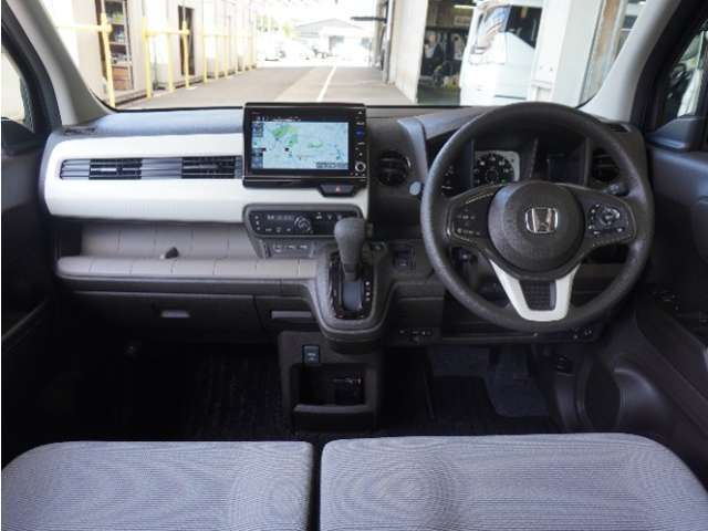 ◆視界広々で非常に運転しやすくロングドライブでも疲れを感じさせないすっきりとまとまったインパネ周りです。