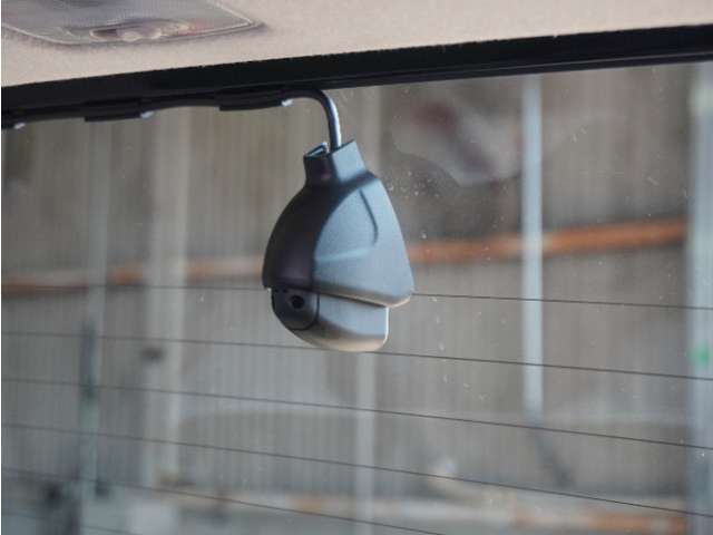 ◆リアにもドライブレコーダーを装備しております◆映像・音声などを記録する自動車用の装置です。　もしもの事故の際の記録はもちろん、旅行の際の思い出としてドライブの映像を楽しむことができます。
