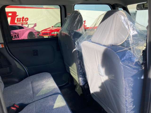 『新車市場』 として、新車も数多く展示中！　各種メーカーカタログもあります。お客様の希望の1台を一緒に考え、ご提案もさせて頂いております