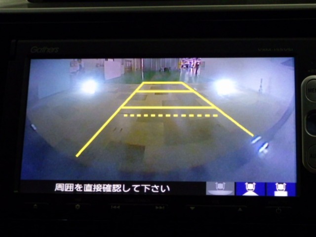 【バックカメラ】運転が苦手な方も車庫入れラクラクです！ギアをリバースに入れれば自動的にモニターが切り換わりますので、面倒な操作は不要です。狭い駐車場もお車を傷つけず安心です！