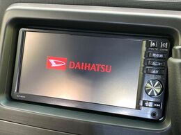 【メーカー純正ナビ】インテリアに溶け込むスタイリッシュな「専用設計」メーカーナビを装備♪視認性や操作性など基本性能にも優れ、より上質なカーライフをお楽しみいただけます。