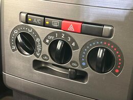 寒い冬も暑い夏も全席に快適な空調を届けてくれる、ダイヤル式エアコンを装備♪