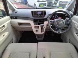 ベージュの内装です！運転しやすい、見晴らしの良いお車になります！